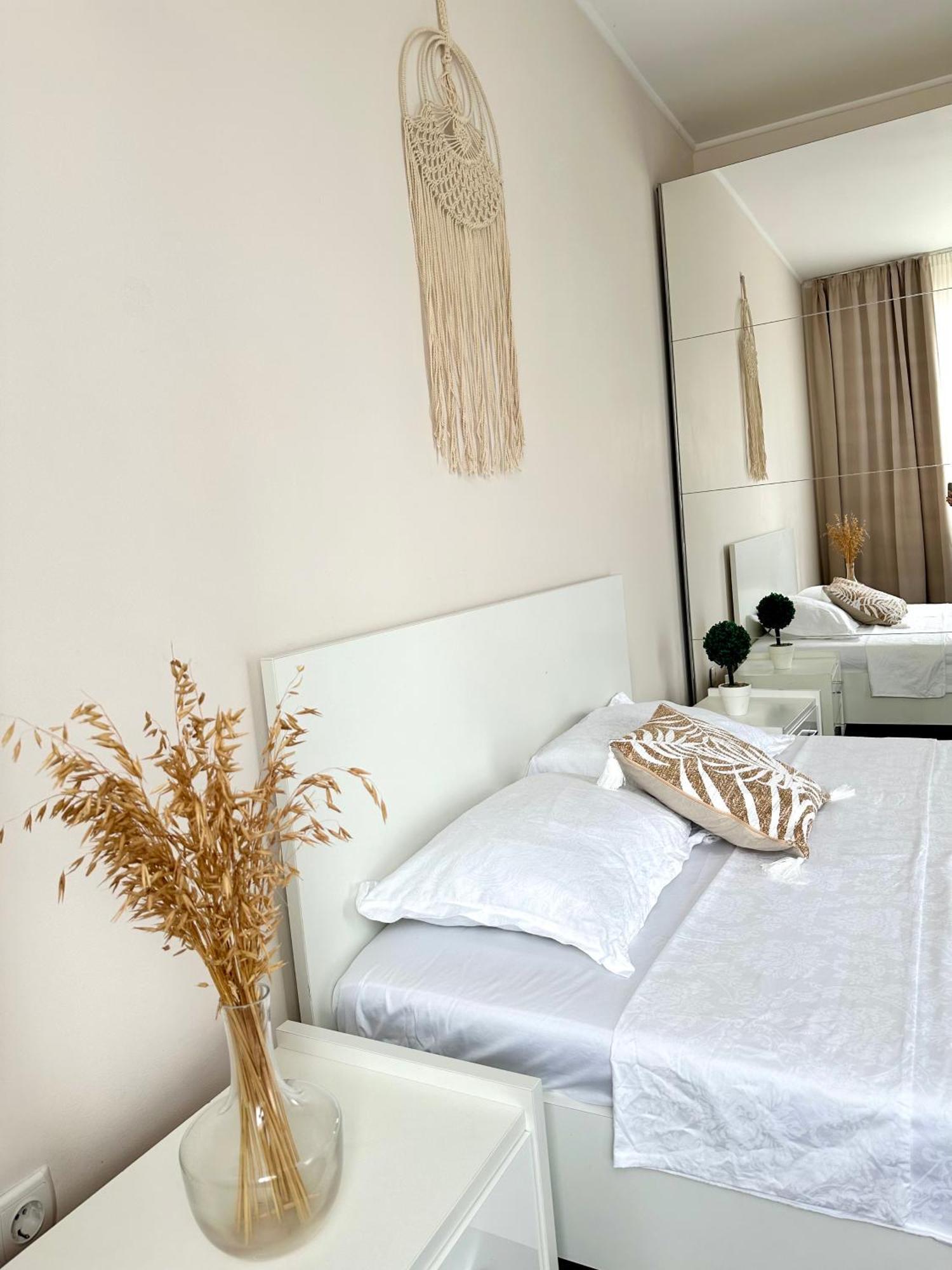 Moonlight Charming Shelter - 3Br 180º Balcony View Apartment Oradea Exterior photo